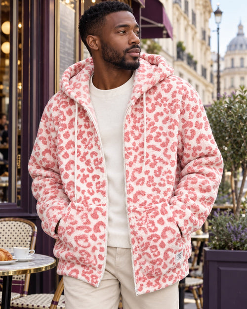 Veste à capuche imprimée — Rose et crème — mise en situation IA