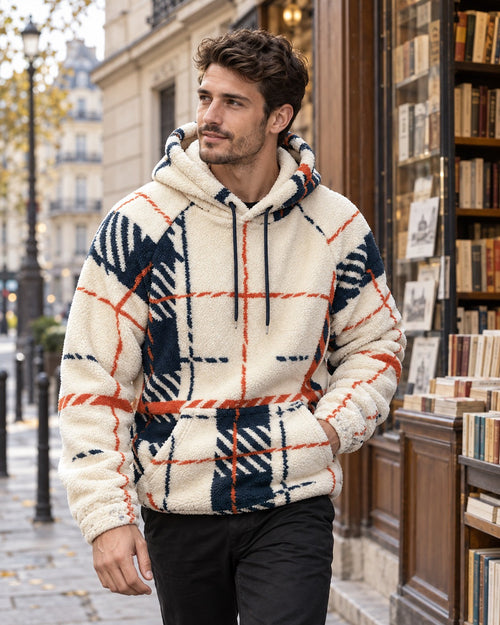 Sweat à capuche à grands carreaux — Crème, marine et rouille — mise en situation IA