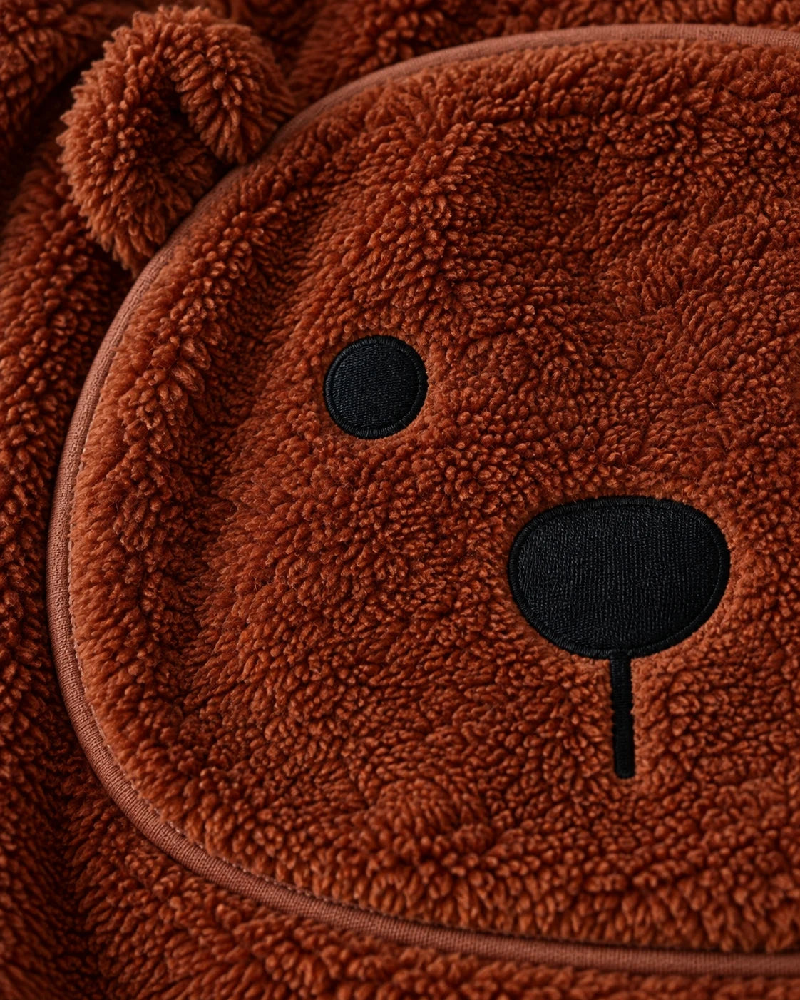 Le Teddy cacao — texture et finitions — image de marque créée par IA