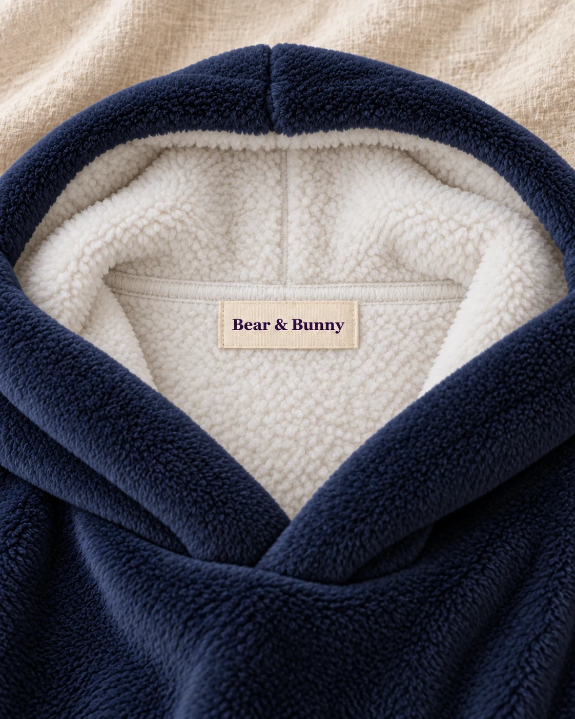 La signature Bear & Bunny dans le col — mise en scène IA